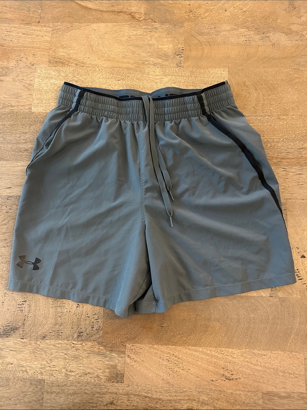 Under Armour Men's Steel Gray Athletic Shorts with Black Trim Size M
